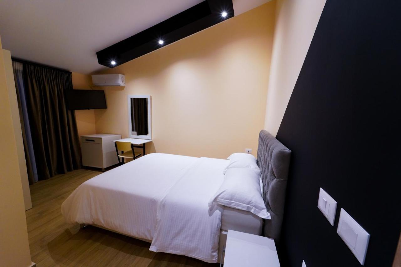 Sr99 Hotel Tiranë Luaran gambar
