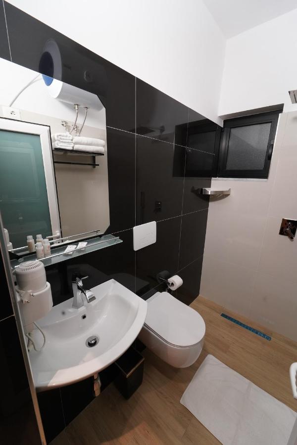 Sr99 Hotel Tiranë Luaran gambar