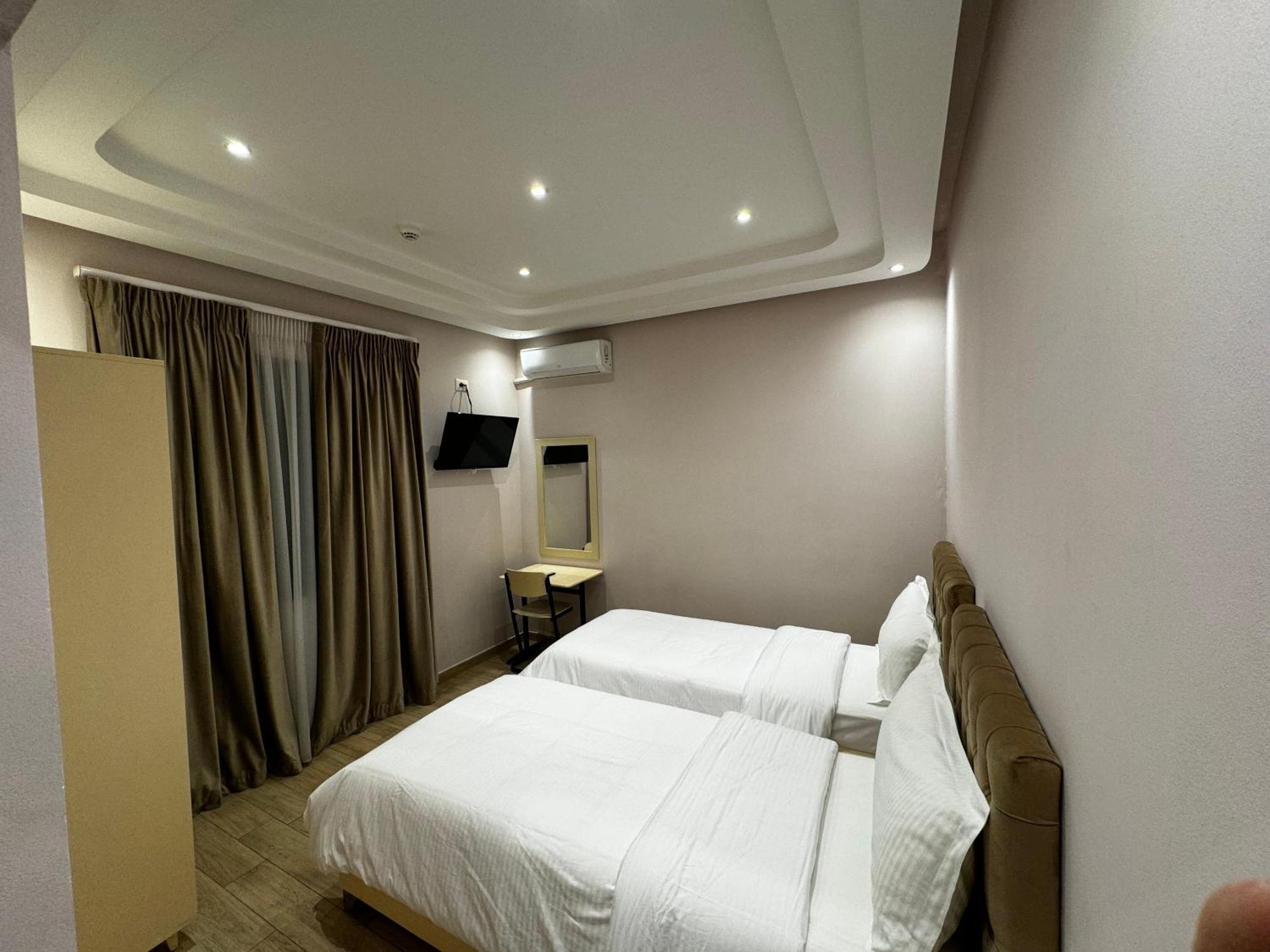 Sr99 Hotel Tiranë Luaran gambar